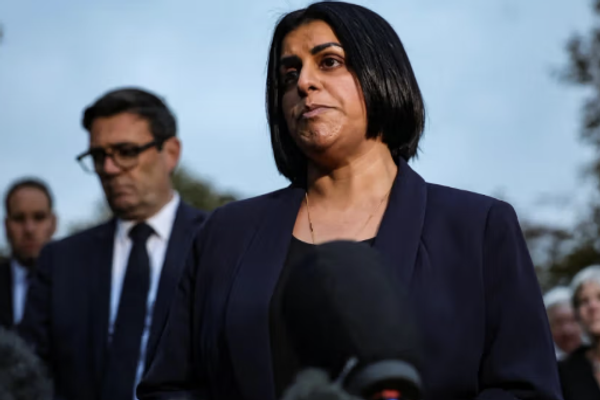 بريطانيا توقف إصدار تأشيرات الدراسة والعمل للمواطنين الأفغان