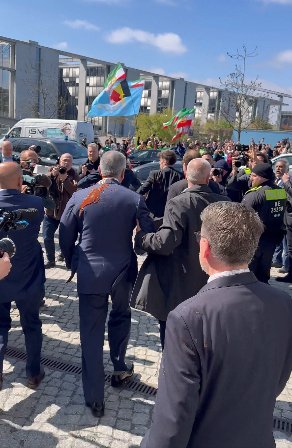 په برلین کې یوه معترض رضا پهلوي ته د رومي بانجانو روب ورشیندلی