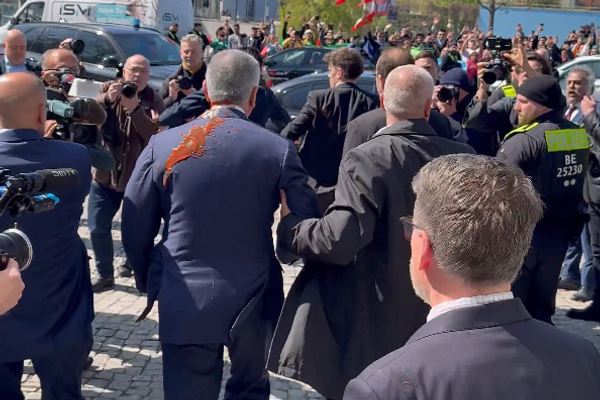 په برلین کې یوه معترض رضا پهلوي ته د رومي بانجانو روب ورشیندلی