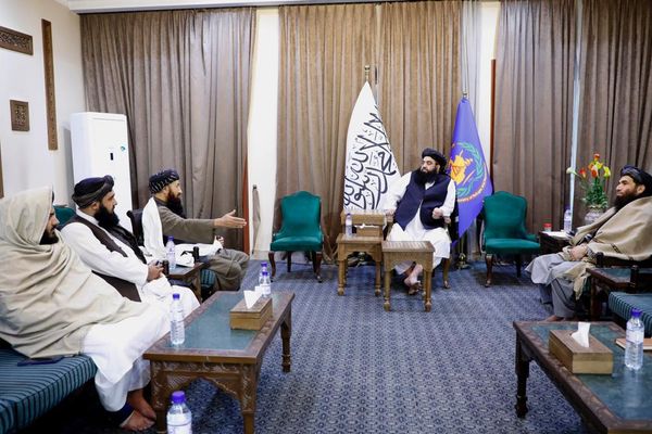 طالبان د کرښې هغې غاړې ته بند پاتې افغان کډوالو د ستونزو د حل لپاره مالي امکانات استوي