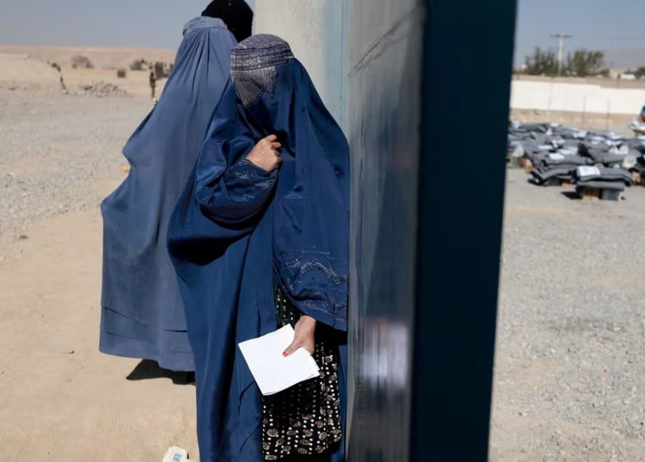 روزنامه انگلیسی: مردان افغان پس از آسیب جدی به همسرانشان حداکثر ۱۵ روز زندانی می‌شوند