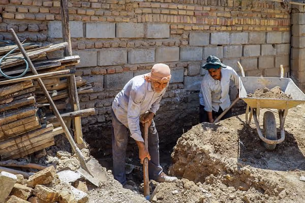 د افغان کډوالو د اېستلو په لړ کې؛ ایران کې بهرنیو کارګرو ته کاري پېژندپاڼې ورکول کېږي