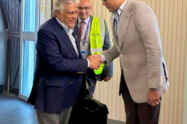 د پاکستان د بهرنیو چارو وزیر د ۵ ورځني سفر په موخه لندن ته رسېدلی دی