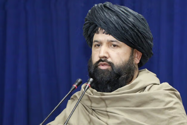 وزير التعليم العالي في طالبان ينصح بتجنب الهواتف الذكية ويصفها بعدو