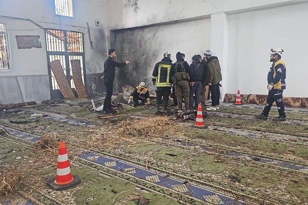 د سوریې په یوه جومات کې د چاودنې له امله ۵ تنه وژل شوي او ۲۱ نور ټپیان دي