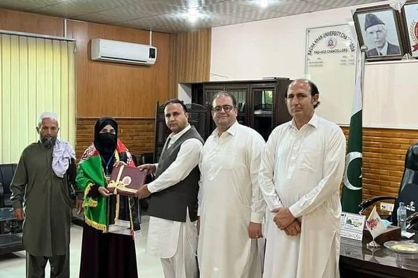 د ملي بیرغ پر سر ناندرۍ؛ پاچا خان پوهنتون افغانې محصلې ته بېرته له ملي بیرغ سره سند ور کړ