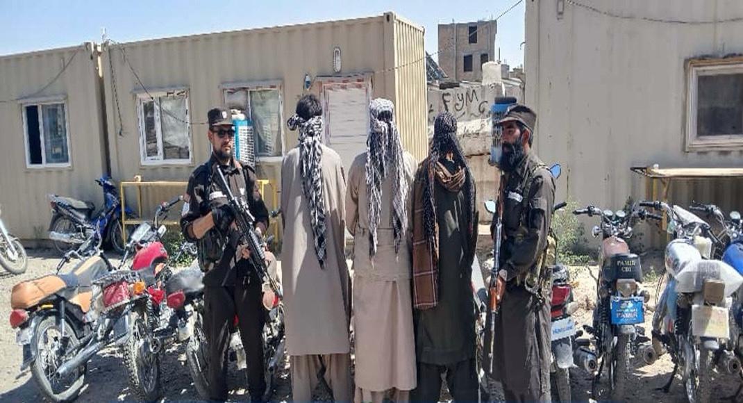 طالبان وایي هرات کې یې درې تنه د موټرسایکلونو د غلا په تړاو نیولي دي