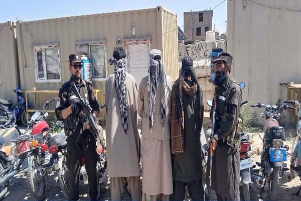 طالبان وایي هرات کې یې درې تنه د موټرسایکلونو د غلا په تړاو نیولي دي