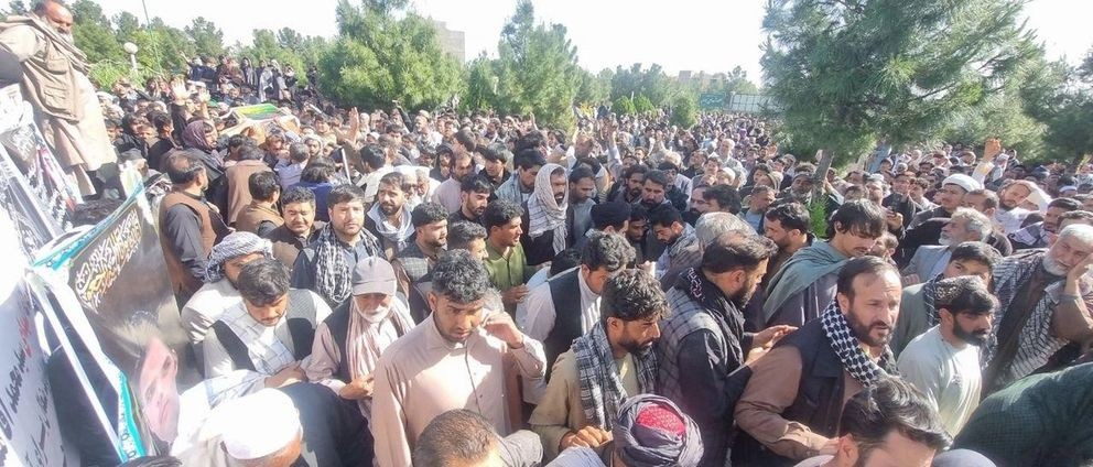 مئات المواطنين يتظاهرون في هرات عقب الهجوم الدموي على أبناء الطائفة الشيعية