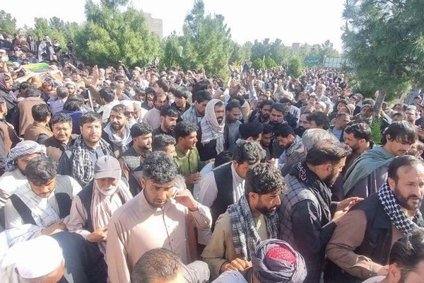 مئات المواطنين يتظاهرون في هرات عقب الهجوم الدموي على أبناء الطائفة الشيعية