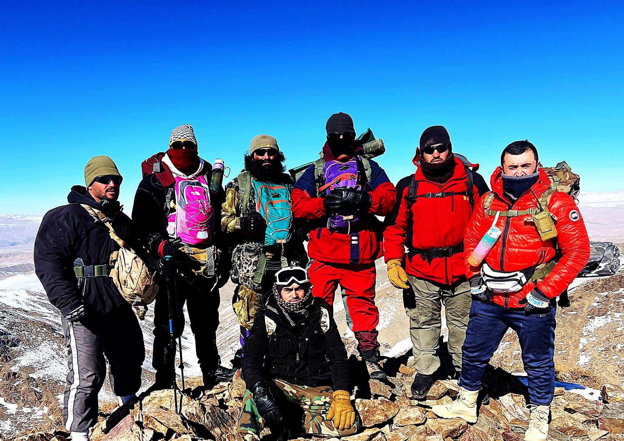 پیام همبستگی از دل کوه‌ها؛ صعود کوهنوردان غور به قله ۳۳۶۰ متری «سیاه‌کوه»