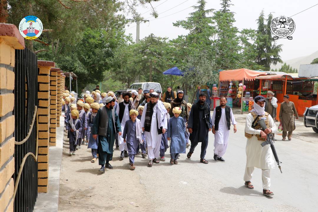 وزیر انرژی طالبان با شماری از کودکان یتیم نیروهای این گروه به بند قرغه کابل تفریح رفت