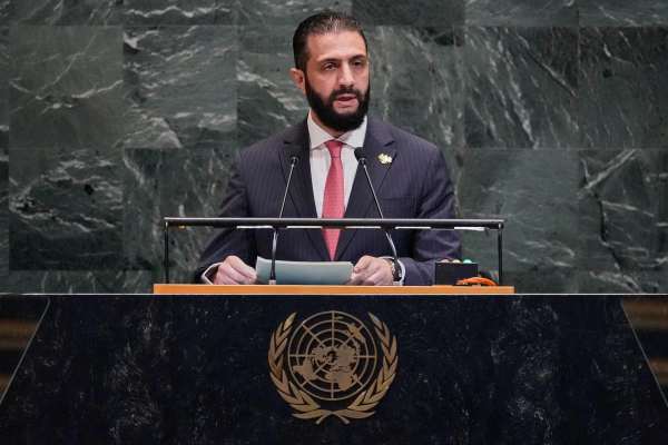 طالبانو د ملګرو ملتونو په عمومي غونډه کې د احمد الشرع حضور ته بېلابېل غبرګونونه ښودلي
