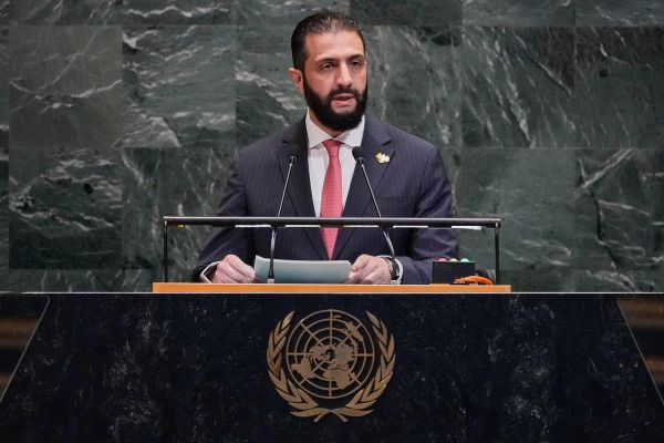 طالبانو د ملګرو ملتونو په عمومي غونډه کې د احمد الشرع حضور ته بېلابېل غبرګونونه ښودلي