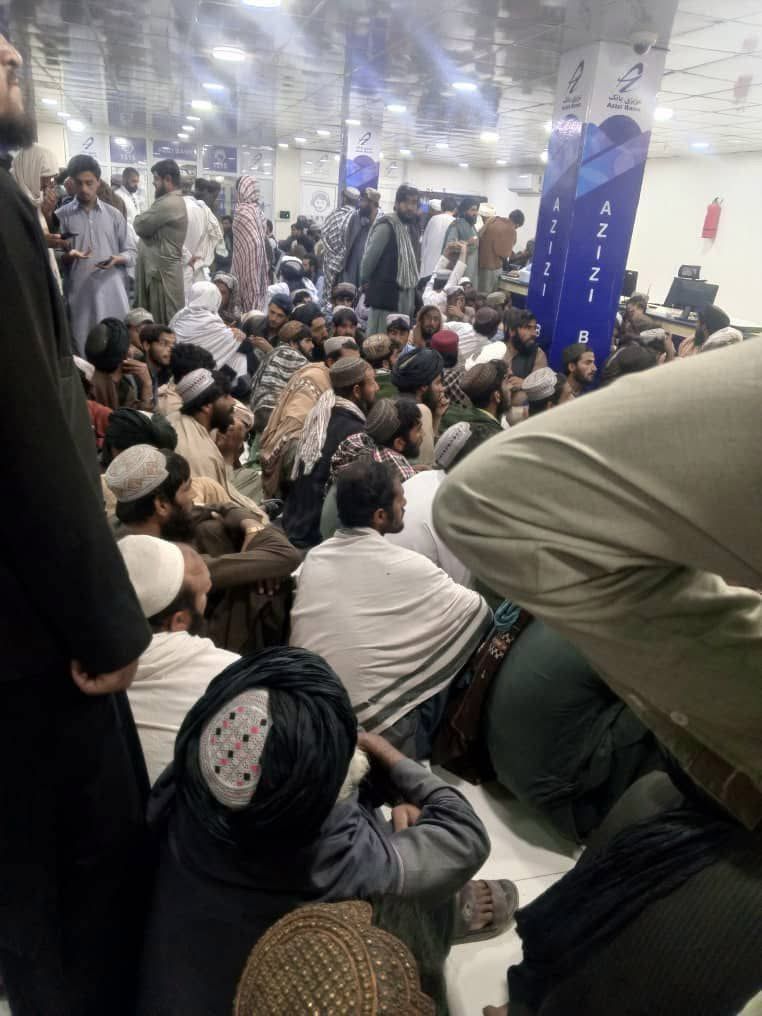 په کندهار او هلمند کې خلک د بانکونو له کمزورو خدماتو شکایت کوي