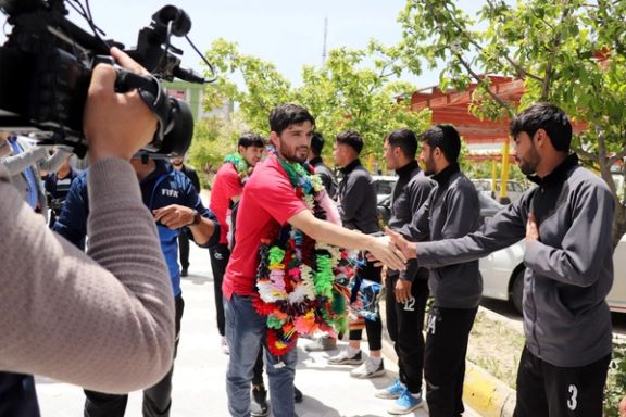 سه بازیکن تیم ملی فوتسال افغانستان در میان استقبال مردم به کابل بازگشتند