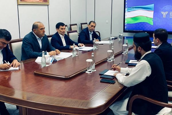 د افغانستان د سوداګرۍ خونې مشر له ازبک چارواکو سره د ترانزیټي همکاریو پر پراختیا خبرې کړې