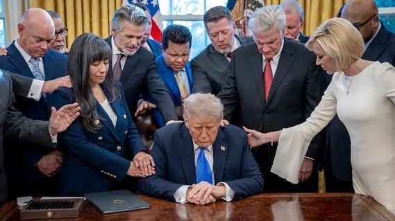 ترامپ با هدف تقویت نهادهای مذهبی، فرمان ایجاد  'دفتر ایمان کاخ سفید' را صادر کرد