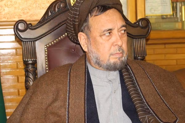 محمد محقق: یک کشور از مبارزه مسلحانه علیه طالبان حمایت میکند