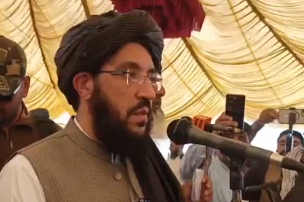 پاکستان کې د طالبانو سفیر د غمشریکۍ لپاره د شیخ ادریس کور ته ورغلی