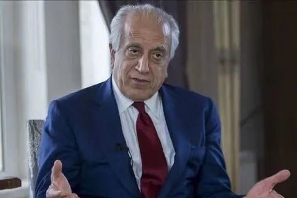 زلمی خلیلزاد: پاکستان دې په کور دننه او بهر کې د عمران له خوشې کېدو ګټه واخلي