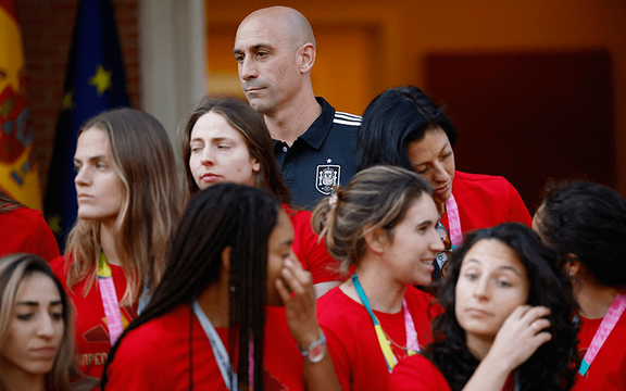 د هسپانیا فوټبال فدراسیون پخواني مشر ته د یوې نجلۍ ښکولول ډېر ګران پرېوتل