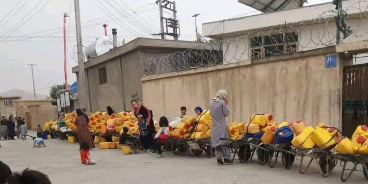 کابل کې د اوبو کمښت ماشومان د زده کړو پر ځای د اوبو په کتارونو کې درولي