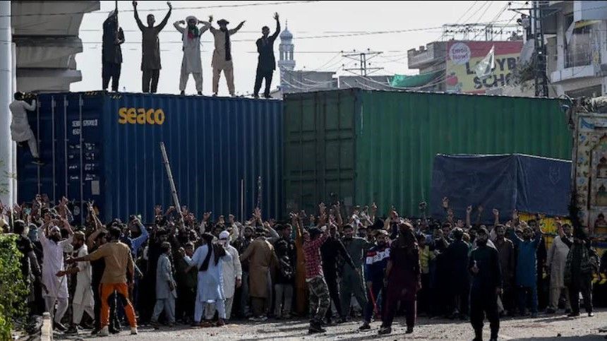 د پاکستان په مهمو ښارونو کې د لاریونونو له امله د انټرنېټ په ګډون دولتي خدمات ټکنۍ شوي