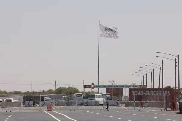 جمهوری اسلامی پاسپورت مهمانان افغان مراسم تشییع خامنهای را در مرز «ضبط میکند»