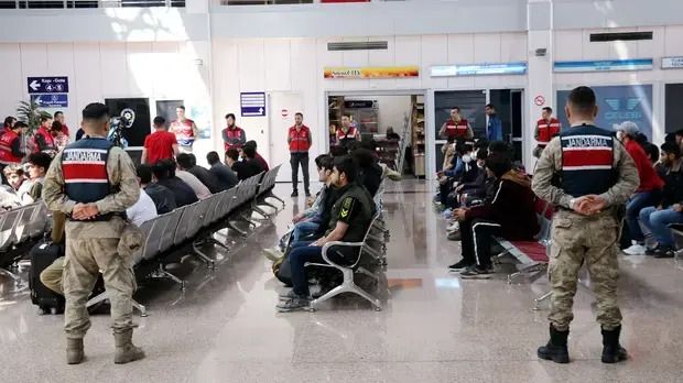 پولیتیکو: اتحادیه اروپا به ترکیه کمک می‌کند که پناهجویان را به افغانستان و سوریه اخراج کند