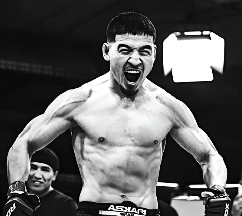 سخی قنبری، ورزشکار «ام‌ام‌ای» افغانستان در استکهلم سویدن وارد قفس مبارزه می‌شود