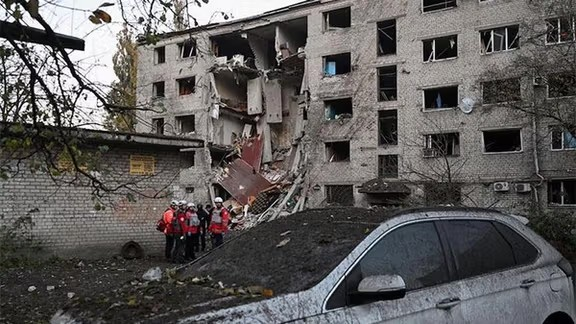 د اوکراین پر خرسون ښار د روسیې په برید کې یوه ښځه او ماشوم وژل شوي دي