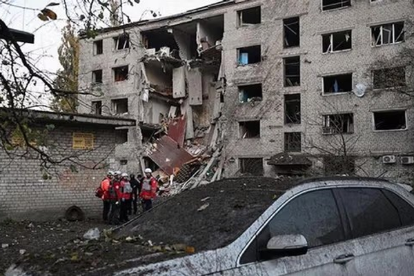 د اوکراین پر خرسون ښار د روسیې په برید کې یوه ښځه او ماشوم وژل شوي دي