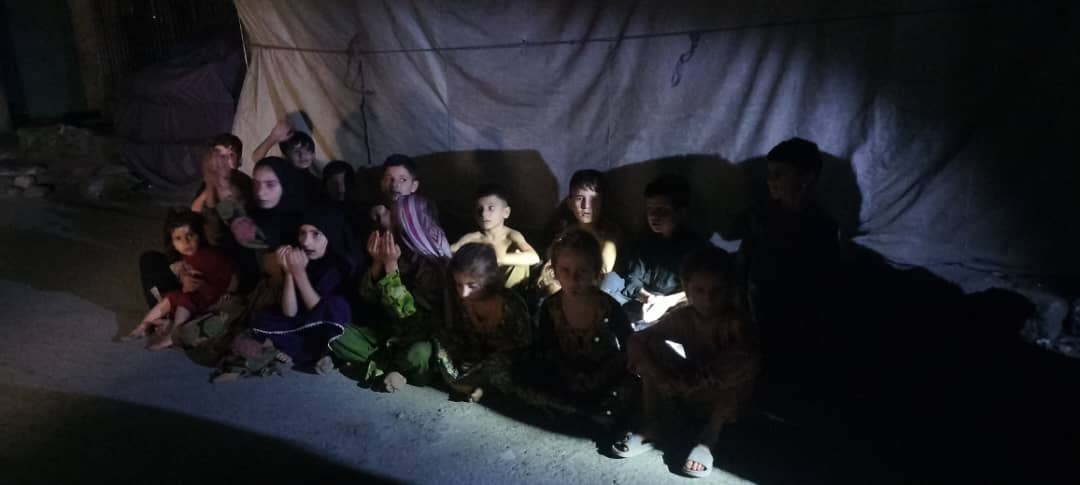 له زلزلې وېرېدلي ماشومان