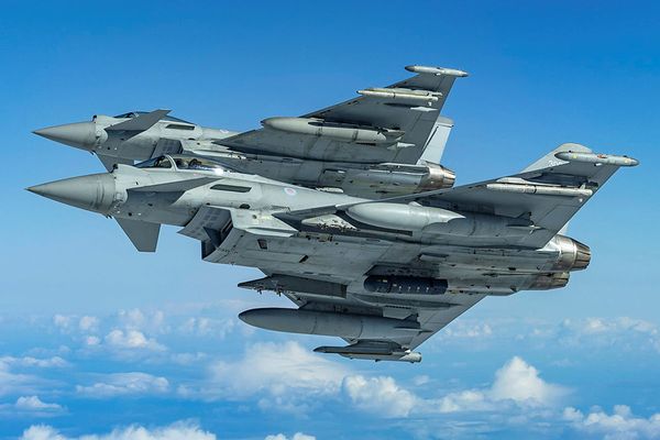 برېتانیې او فرانسې په ګډه په سوریه کې پر داعش هوايي بریدونه کړي