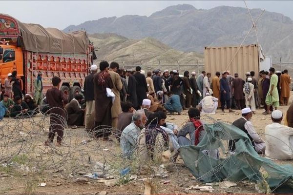 طالبان میگوید در یک روز بیش از ۹۰۰ خانواده از ایران و پاکستان اخراج شدند