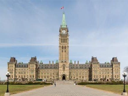 د کاناډا د پارلمان ختیځه ودانۍ وتړل شوه او امنیتي ځواکونه په سیمه کې ځای پر ځای شوي