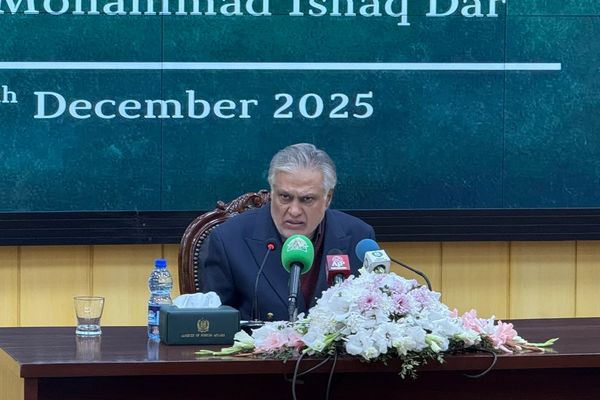 اسحاق ډار: طالبان دې د خپلو علماوو د فتوا په اړه عملي ګامونه واخلي