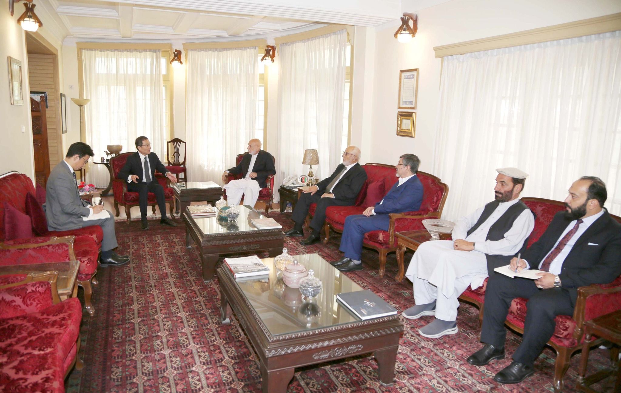 حامد کرزی یک هفته پس از محدودیت طالبان با سفیر جاپان دیدار کرد