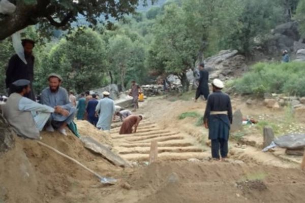زلزله کنر؛ مردان با بیل و کلنگ و پس از ساعتها پیادهروی، خانوادهها را زیر خاک میکنند