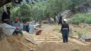 زلزله کنر؛ مردان با بیل و کلنگ و پس از ساعتها پیادهروی، خانوادهها را زیر خاک میکنند