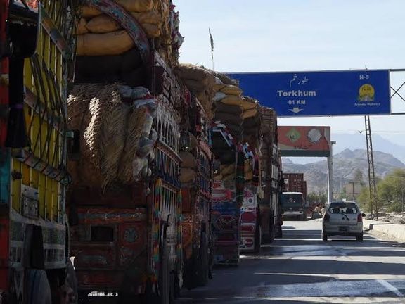 پاکستانۍ ورځپاڼه: د پاکستان او افغانستان ترمنځ سوداګریز کړکېچ سوداګر سخت زیانمن کړي دي