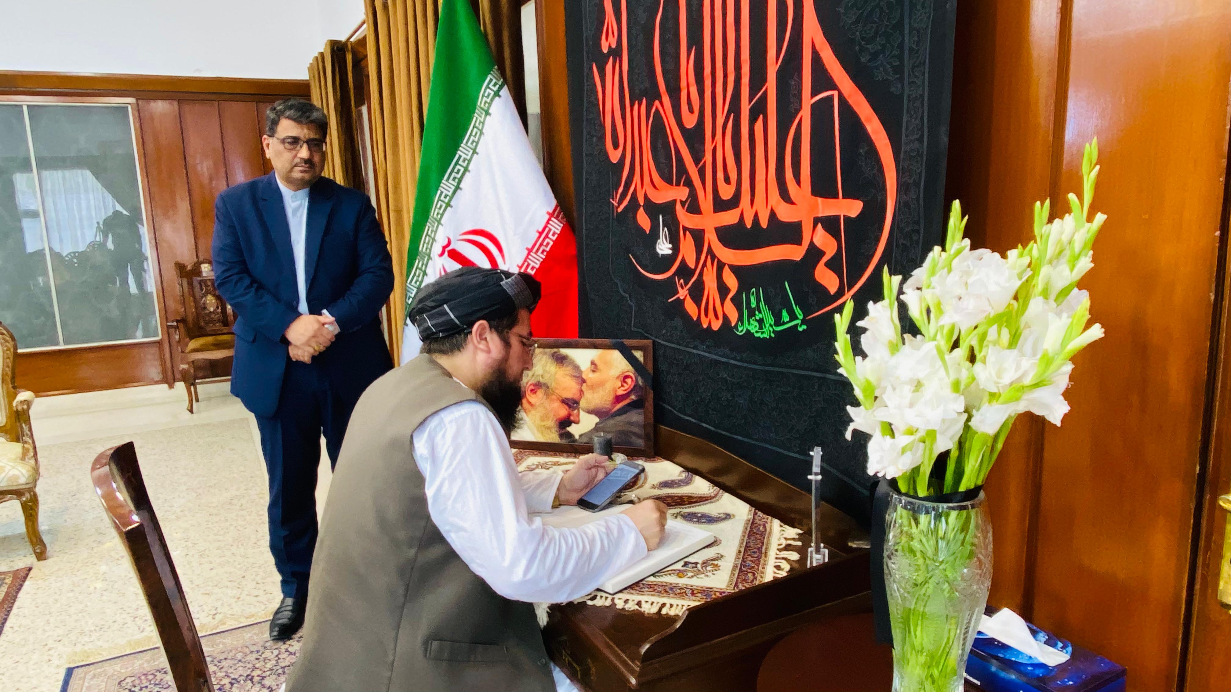 سرقنسول طالبان در کراچی دفترچه یادبود حسن نصرالله را در قنسولگری ایران امضا کرد