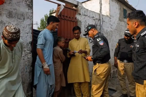 Pakistan Issues Arrest Order For Afghans Without Visas