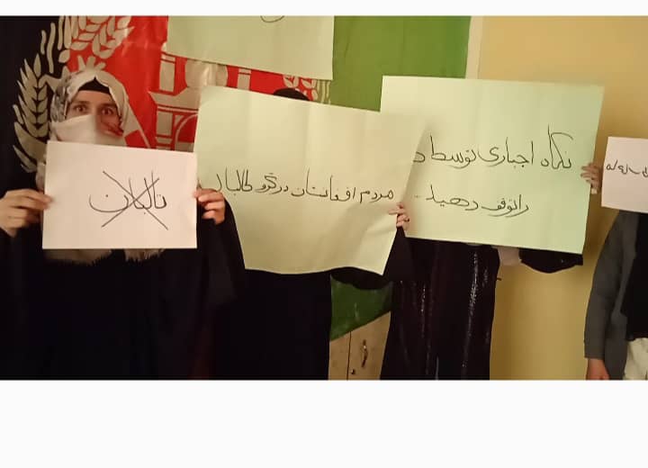 زنان معترض در تخار به افزایش فشار طالبان برای اعمال حجاب اجباری اعتراض کردند