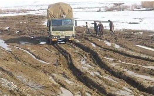 منابع:طالبان در غور دستور داده کارمندان دولتی معاش یک ماهه خود را برای ترمیم جاده بپردازند