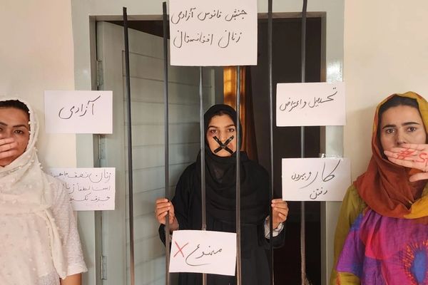 النساء المحتجات يطالبن بإنهاء «الصمت الدولي حيال العنف ضد النساء في أفغانستان»