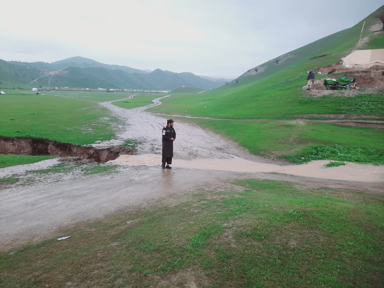 د سختو ورښتونو او سېلابونو له امله د ګڼو لوېدیځو ولایتونو لویې لارې تړل شوې دي