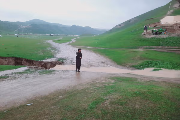 د سختو ورښتونو او سېلابونو له امله د ګڼو لوېدیځو ولایتونو لویې لارې تړل شوې دي