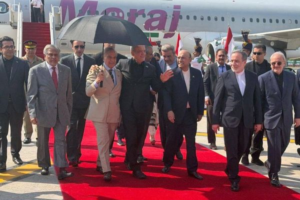 رئیسجمهور ایران وارد اسلامآباد شد